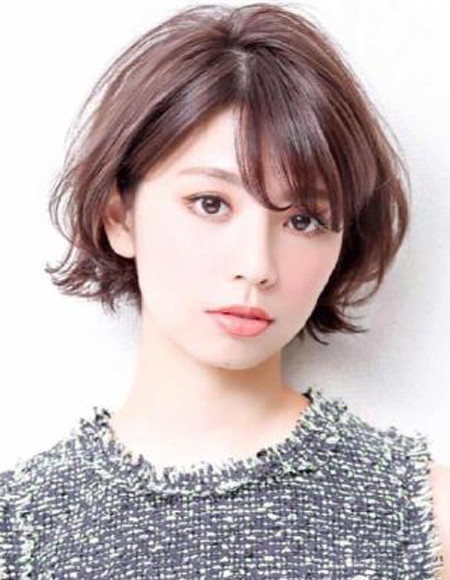 (6)窄眼距:两侧发型可以做成不对称式,若对称的秀芝发型可以将一边的