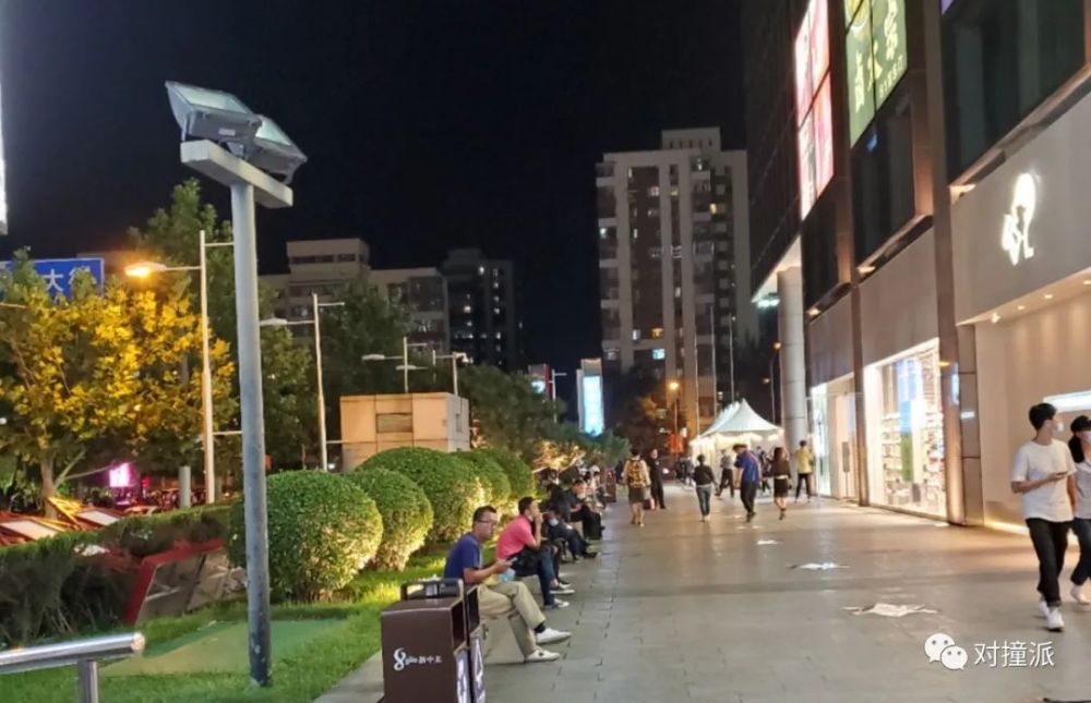 海淀黄庄|一零后重返海淀黄庄：线上教育击不垮黄庄 报名师课还要靠抢