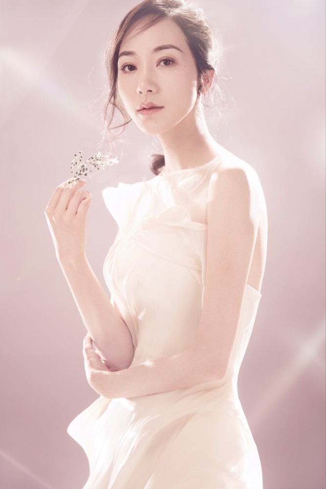 韩雪首张个人音乐专辑《飘雪》,取得不俗成绩,被誉为"新玉女掌门人"