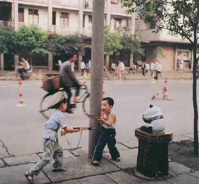 80年代中国儿童老照片:童年生活是这样子,对比现在手机电脑的童年