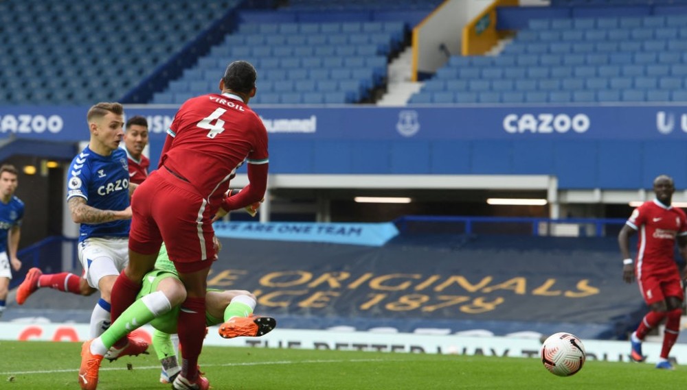 当皮克福德那脚可怕的铲球铲到范戴克时,我脱口而出:"该死,他伤了十字