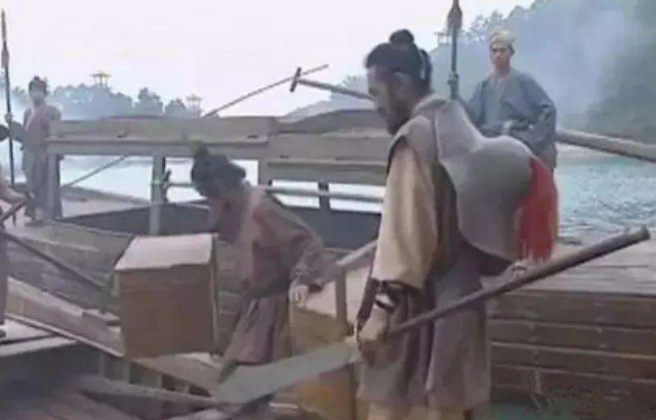 朴刀|朴刀讲究劈砍，为何梁山好汉热衷搠刺？水浒：我们用的朴刀不同！