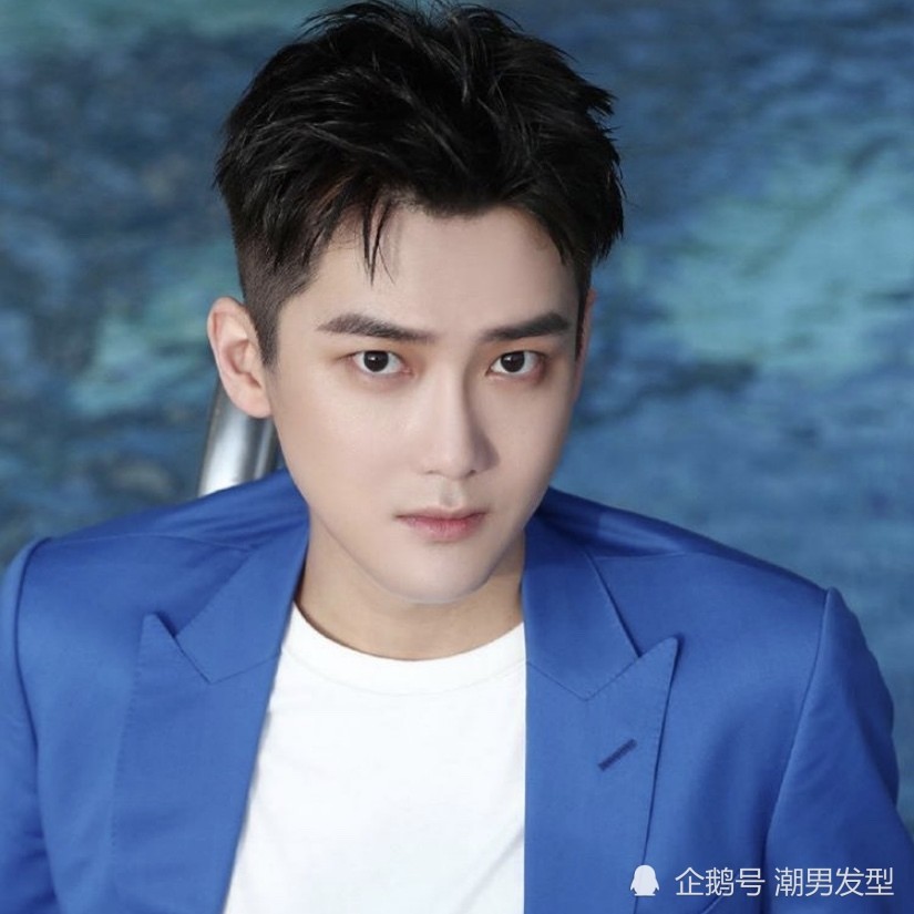 1,两边铲短露额刘海发型男生想要改变自己的颜值及气质,一款好看是