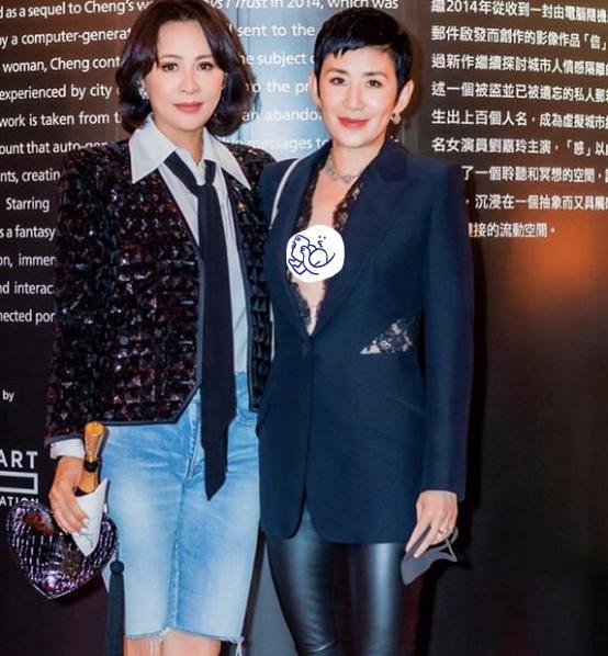 吴君如晒与刘嘉玲合照,蕾丝深v开到肚脐,55岁风韵犹存