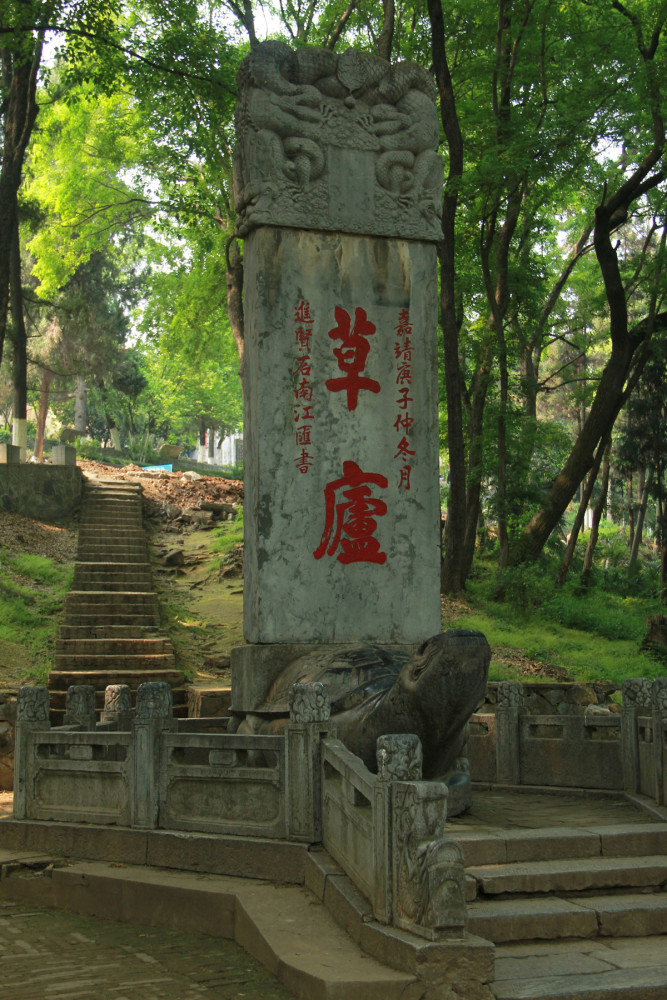 現屬於國家aaaaa級旅遊景區,主要有古隆中牌坊,武侯祠,三顧堂,臥龍