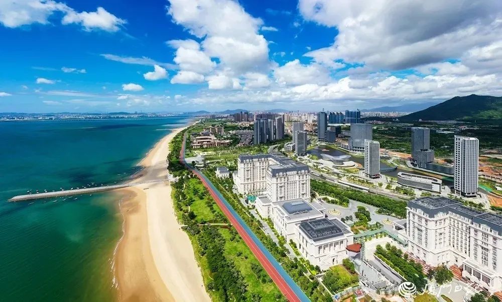 这里有同安湾滨海旅游浪漫线集合了黄金沙滩,彩虹跑道儿童乐园,红树林