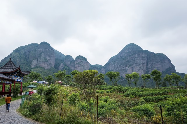 5平方公里,在這裡坐落著百餘座奇特的山峰,為典型的丹霞地貌景觀,據說