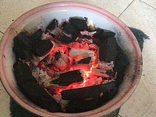 大学生情侣实习期宾馆烧炭自杀,生前疑借网贷,学校和工厂称无责_腾讯