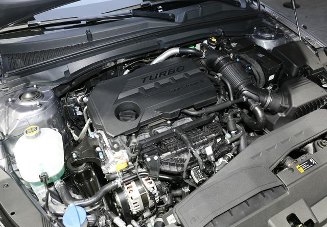 起亚k5凯酷首次搭载20t排量造型依旧延续运动特点