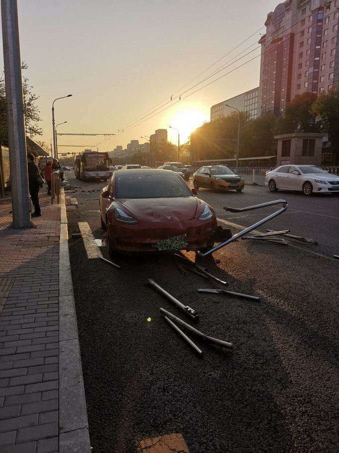 特斯拉服务中心|失控特斯拉撞飞护栏，厂家称未开启自动辅助驾驶功能