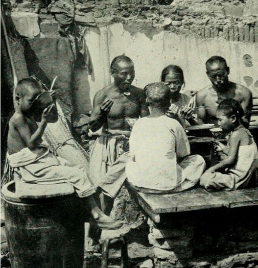 晚清罕见老照片:富人花天酒地,穷人衣衫褴褛