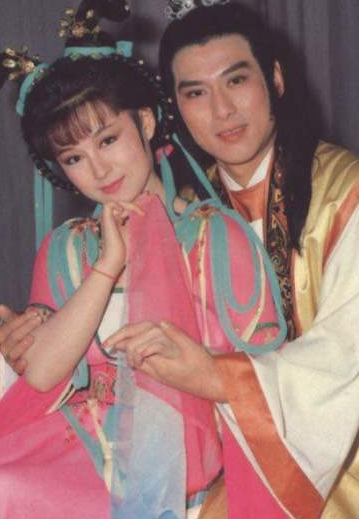 在一次节目中,夏光莉曝光了她和蓝文青当年的恋爱.