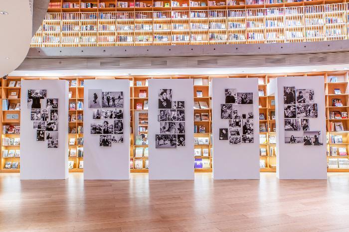 翟永明|书与艺术贯通的这方独特场域里，翟永明文学艺术人生的“时间剧场”启幕