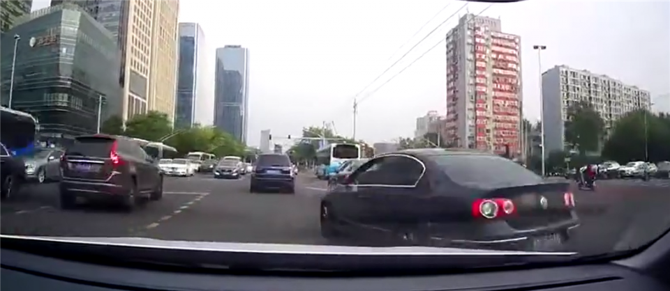 速腾|典型的纸老虎！车主超速别车泼咖啡获刑3个月，曾试图蒙混过关