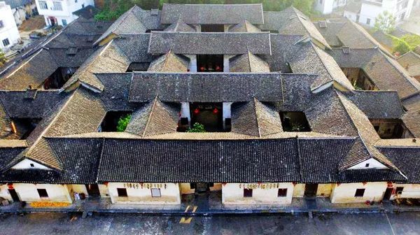 围屋有一个共同的特点,外形都是方形围墙,青砖青瓦一层建筑,主体结构