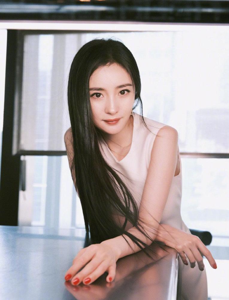 杨幂|杨幂现身活动引热议，造型美到不真实，生图相当能打