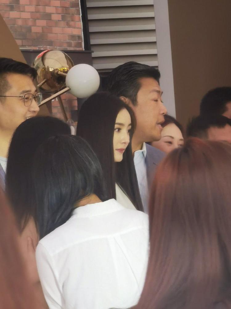 杨幂|杨幂现身活动引热议，造型美到不真实，生图相当能打