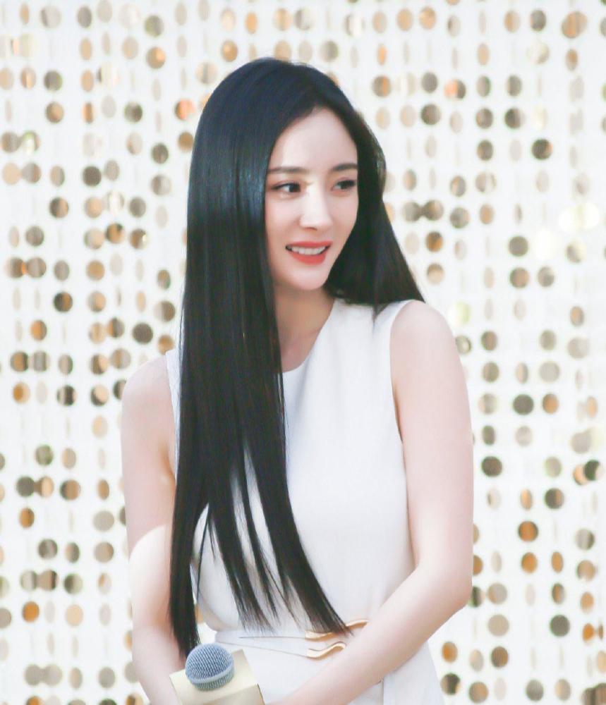 杨幂|杨幂现身活动引热议，造型美到不真实，生图相当能打