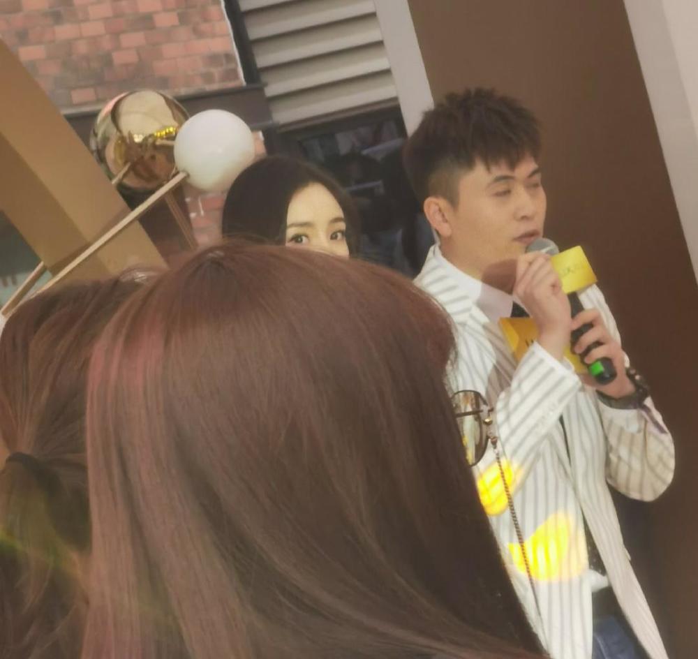 杨幂|杨幂现身活动引热议，造型美到不真实，生图相当能打