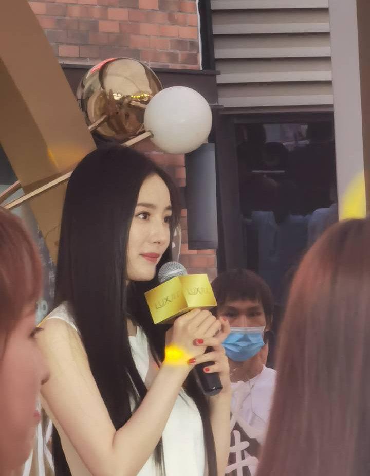 杨幂|杨幂现身活动引热议，造型美到不真实，生图相当能打