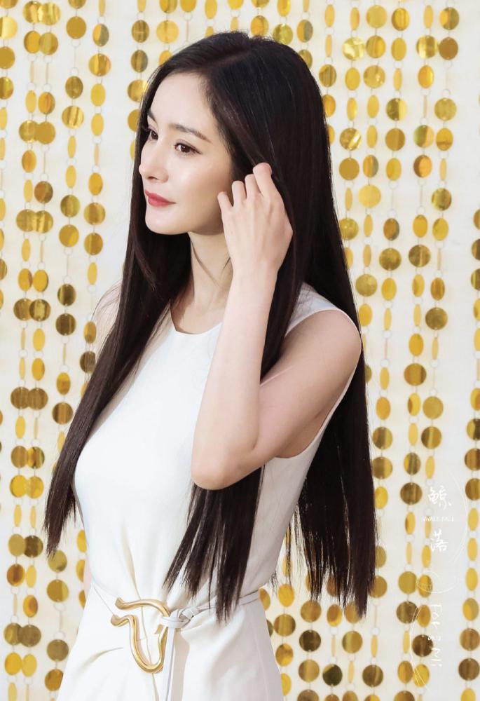 杨幂|杨幂现身活动引热议，造型美到不真实，生图相当能打