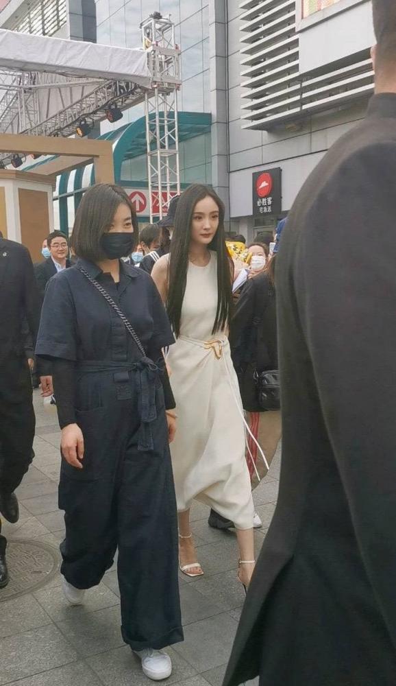 杨幂|杨幂现身活动引热议，造型美到不真实，生图相当能打