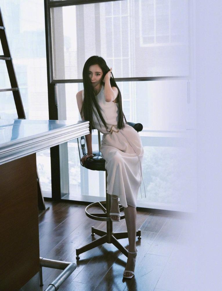 杨幂|杨幂现身活动引热议，造型美到不真实，生图相当能打