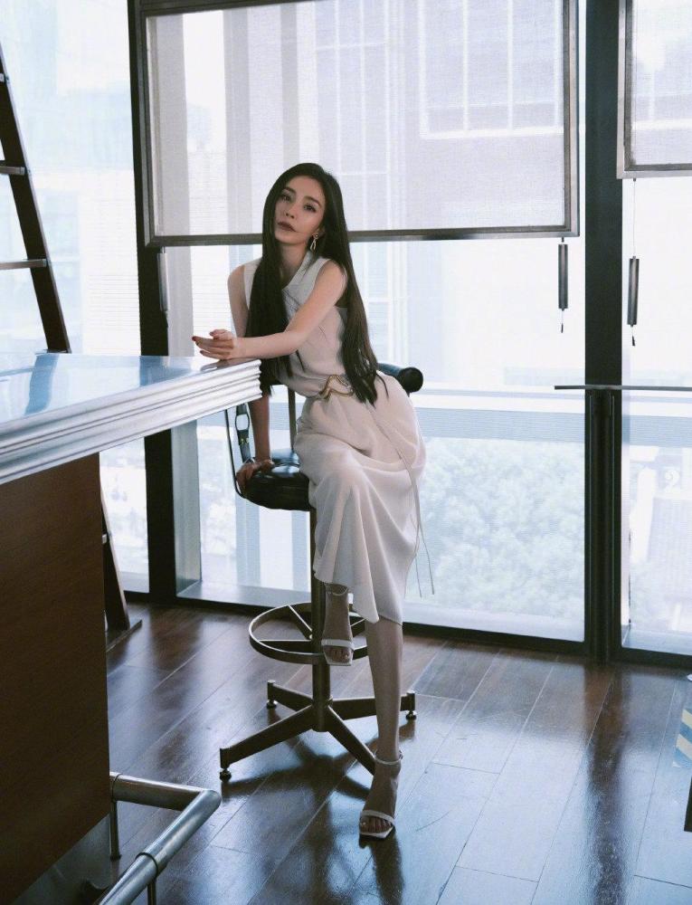 杨幂|杨幂现身活动引热议，造型美到不真实，生图相当能打