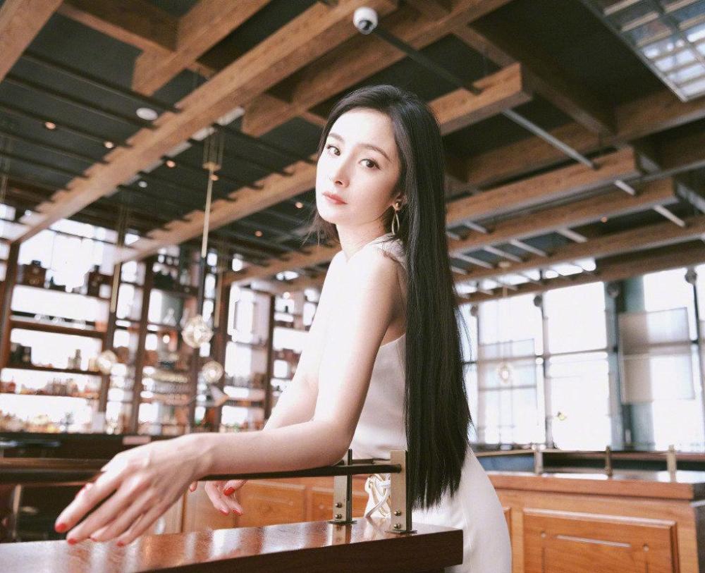 杨幂|杨幂现身活动引热议，造型美到不真实，生图相当能打