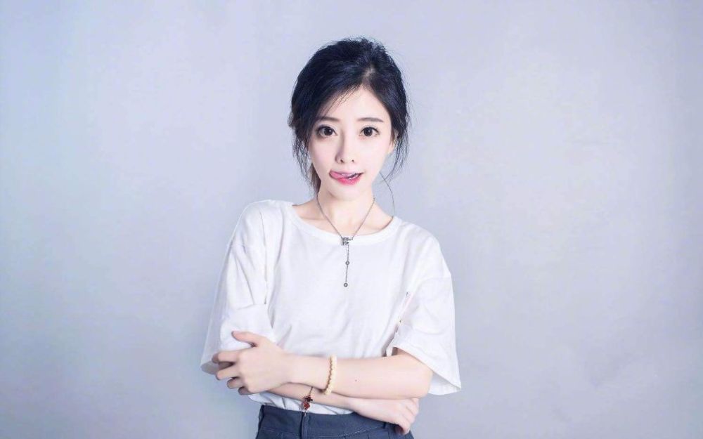 陈亚男|大衣哥儿媳陈亚男，15天涨粉240万，转型当网红的路走对了吗？