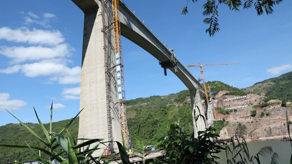 国内铁路最大跨度连续刚构梁中老铁路阿墨江双线特大桥合龙