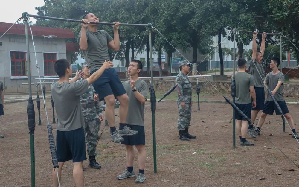 单杠不能抖腹仰卧起坐胳膊肘必须碰到膝关节虽然是基础体能但对刚入营