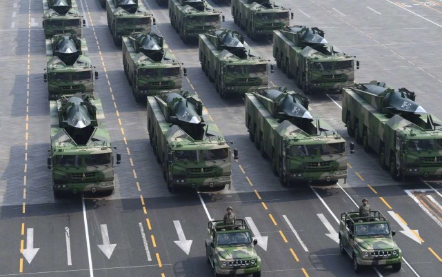 柄柄长剑昂首向天 东风-17霸气美图