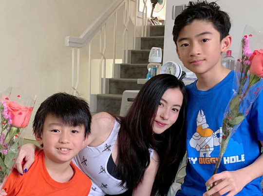 张柏芝|张柏芝被曝结婚，结婚照被晒出，三胎儿子爸爸疑曝光