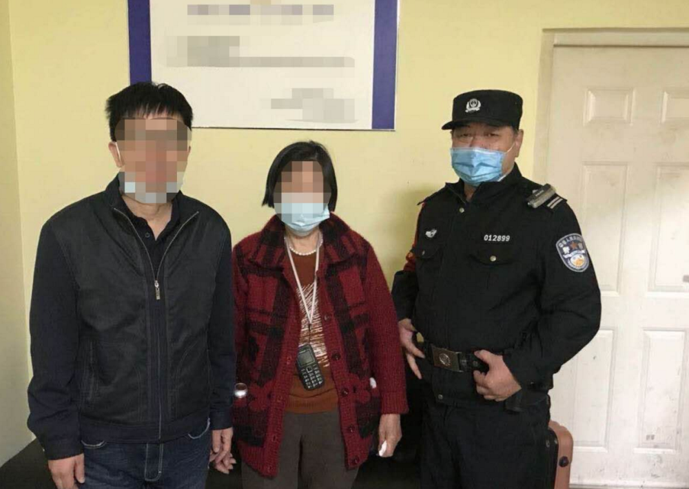 北京南站|老人上了出租车就“失忆”了 司机将其带到北京南站求助民警