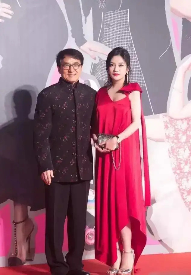 成龙与赵薇罕见同框!赵薇穿大红丝绸礼服,两人手拉手互动友好