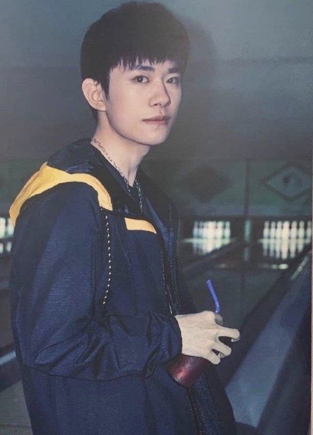 易烊千玺|易烊千玺弟弟上热搜，不到八岁创魔方世界纪录，李艾求育儿秘籍