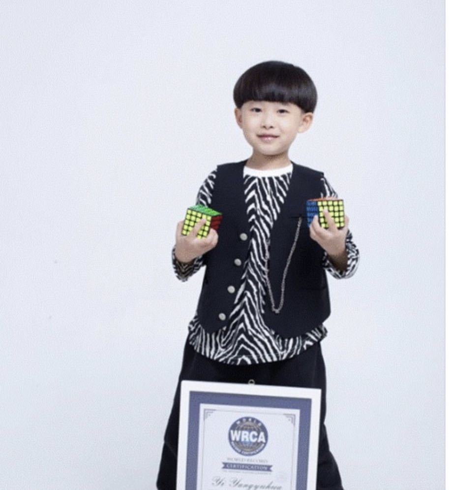 易烊千玺|易烊千玺弟弟上热搜，不到八岁创魔方世界纪录，李艾求育儿秘籍