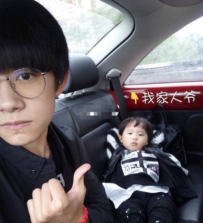 易烊千玺|易烊千玺弟弟上热搜，不到八岁创魔方世界纪录，李艾求育儿秘籍