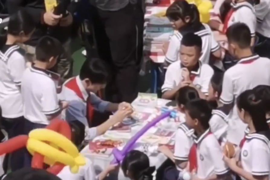 易烊千玺|易烊千玺弟弟上热搜，不到八岁创魔方世界纪录，李艾求育儿秘籍