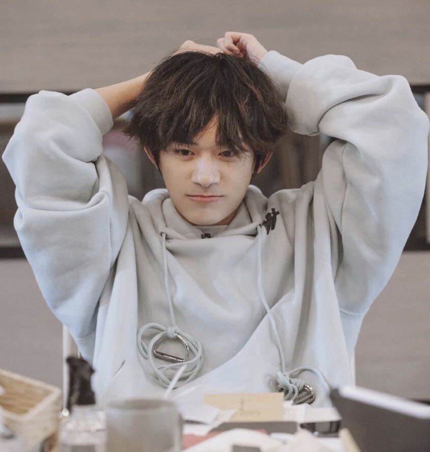 易烊千玺|易烊千玺弟弟上热搜，不到八岁创魔方世界纪录，李艾求育儿秘籍