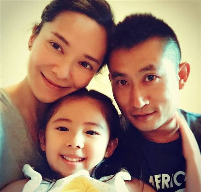 郭羡妮|46岁冻龄港姐郭羡妮带女儿畅游乐园 珍惜与女儿相处的时光