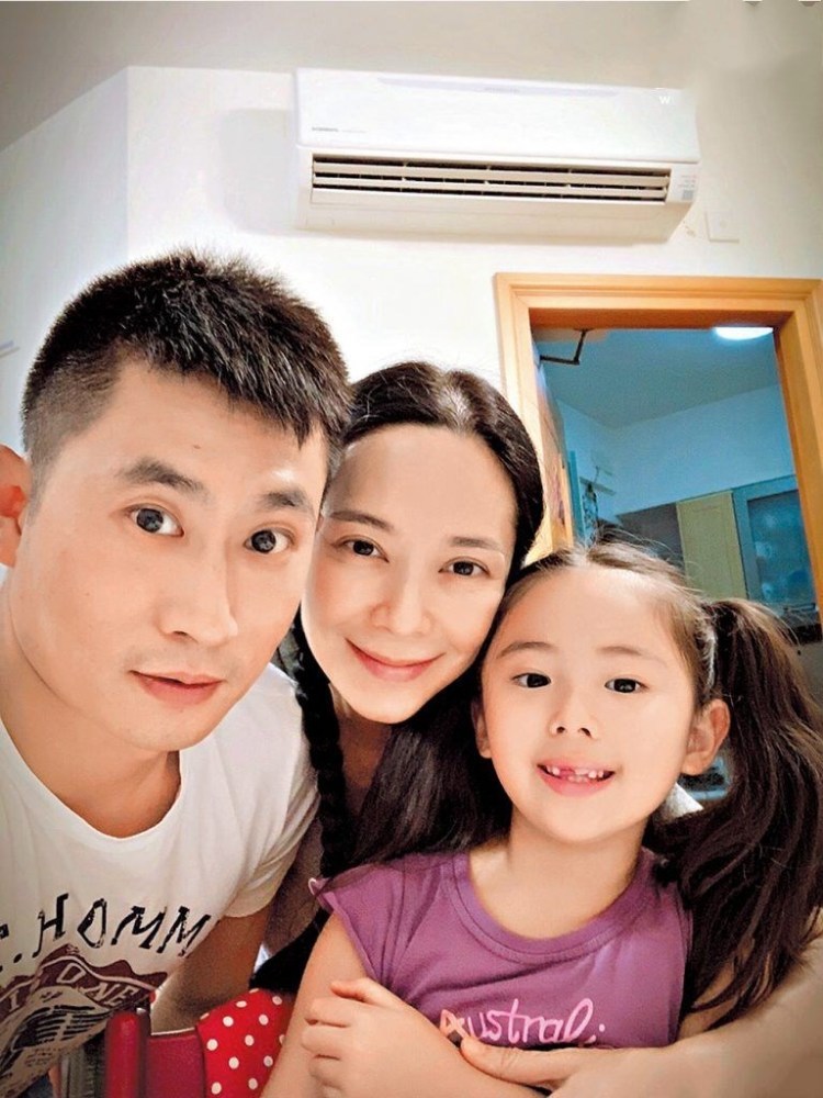 郭羡妮|46岁冻龄港姐郭羡妮带女儿畅游乐园 珍惜与女儿相处的时光