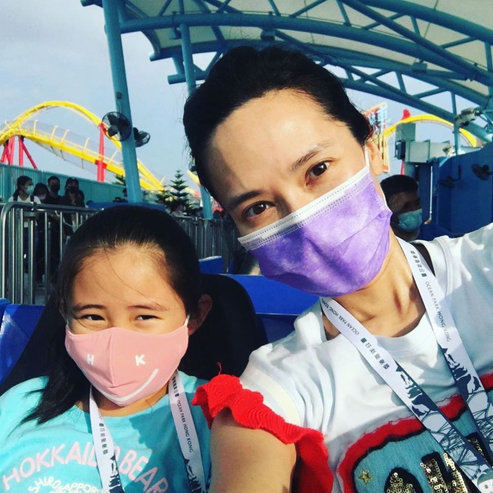 郭羡妮|46岁冻龄港姐郭羡妮带女儿畅游乐园 珍惜与女儿相处的时光