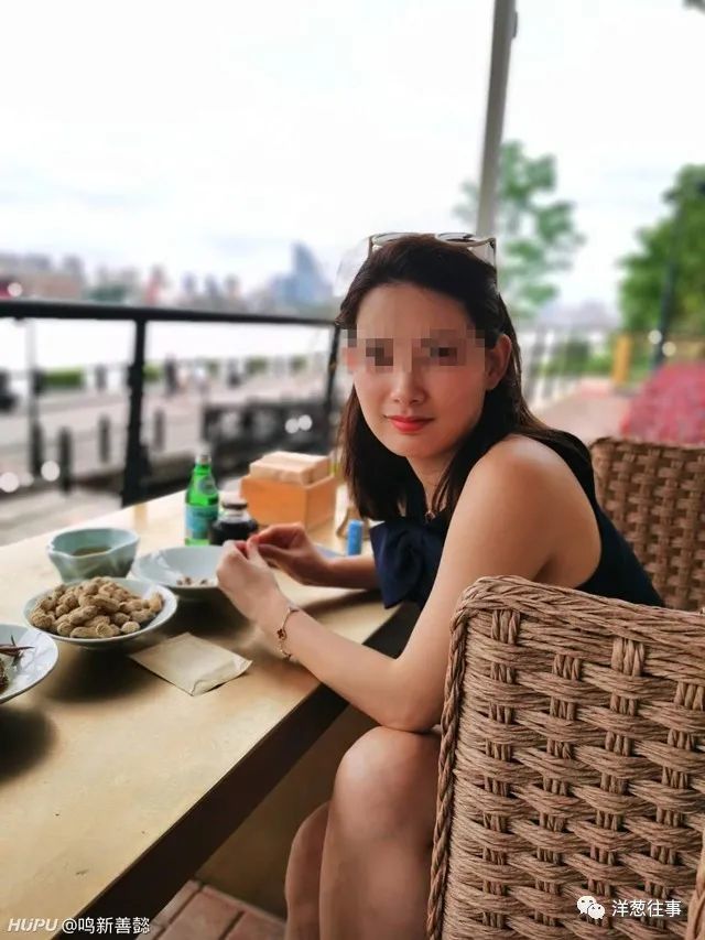 这事儿在很多炒股群传遍了,金融圈这种艳事儿话题性太强了,以前大家