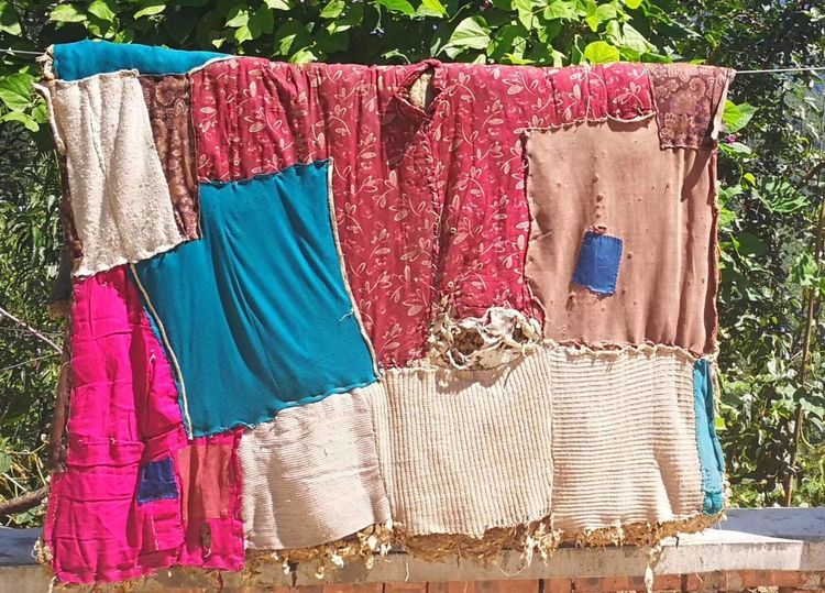 老丈人要40万彩礼,只给一张破被子陪嫁,新婚之夜打开后我傻了眼