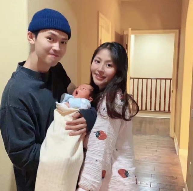 宁桓宇晒一家三口合照爱妻产后脸色红润恢复快小孩太软萌