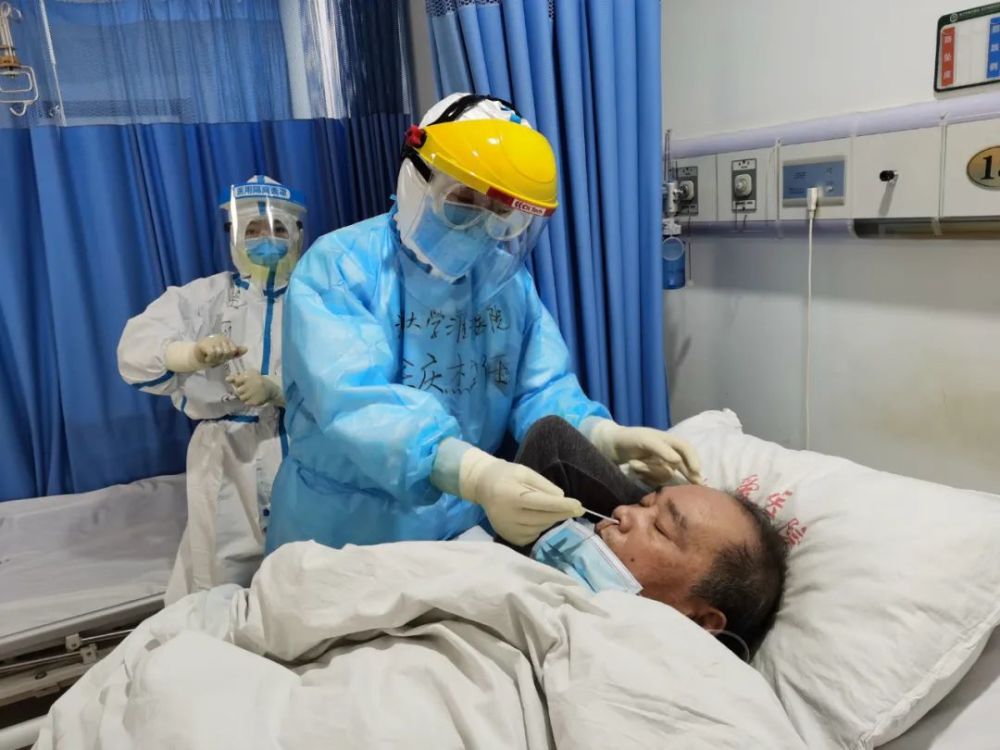 河南省抗击新冠肺炎疫情表彰大会在郑召开河南大学淮河医院再获殊荣