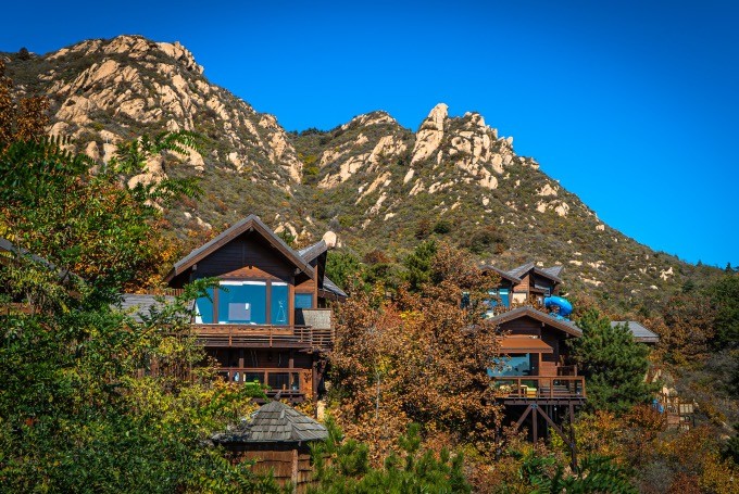 北京密云有一处童话树屋,秋天风景秀美,很多游人来这里休闲度假