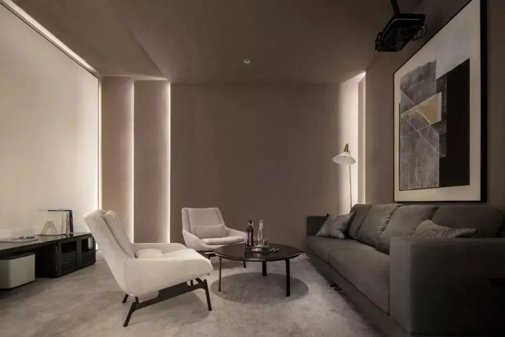 其中,卫生间的灯带非常适合藏在镜子周围,以用来弥补采光.